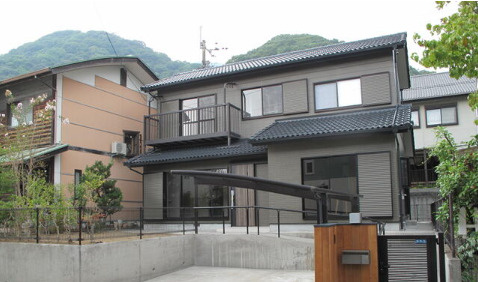 「内外装全面リフォーム」高知市春野町南ヶ丘9丁目　中古一戸建ての外観|並列駐車も楽々！カースペースとスロープが迎える高台の美邸☆