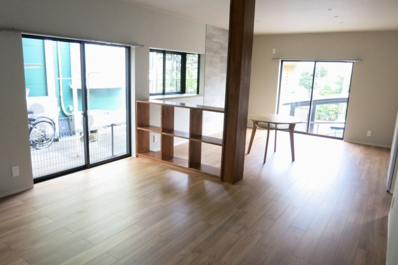 「内外装全面リフォーム」高知市春野町南ヶ丘9丁目　中古一戸建ての居間・リビング|空間を緩やかに仕切る、インテリア性の高い便利な飾り棚
