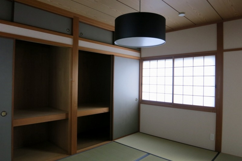 「内外装全面リフォーム」高知市春野町南ヶ丘9丁目　中古一戸建ての和室|大容量の押入あり！シックな黒の照明が空間を引き締めます