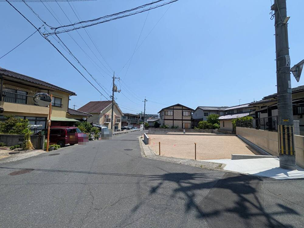 岡山市北区万成西町①号地の前面道路含む現地写真|◆北側前面道路の幅員は5.5ｍです。