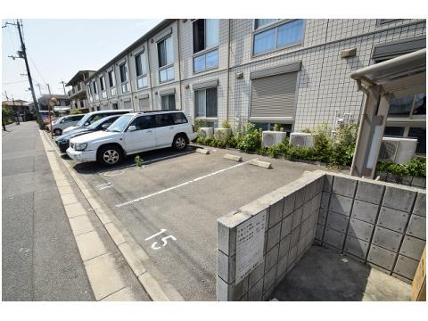 高槻市城西町のアパートの駐車場