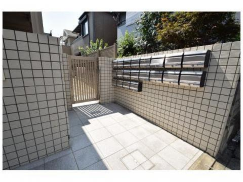 高槻市城西町のアパートのエントランス