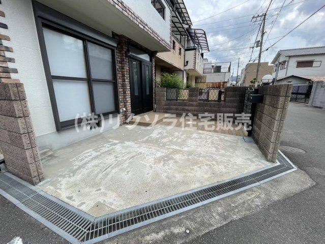 灰塚5丁目　中古一戸建ての駐車場|1台駐車可能
■物件内覧・資金計画相談・住宅ローン相談、リフォーム相談、お問合せ受付中■
※当日・翌日のご内覧、ご相談はお電話でのお問合せがスムーズです！