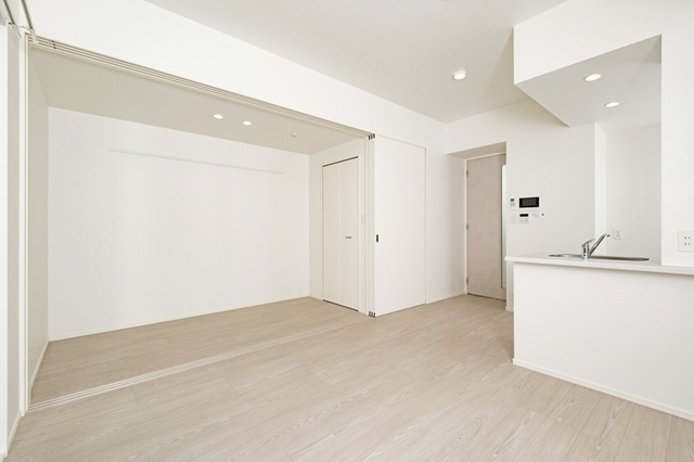 新品家具付きマンション築港本町8B(KaGood福岡)の居間・リビング