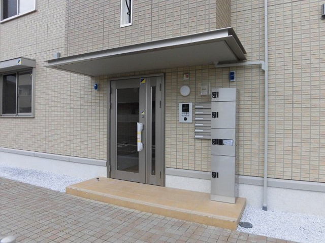合志市須屋のアパートのエントランス