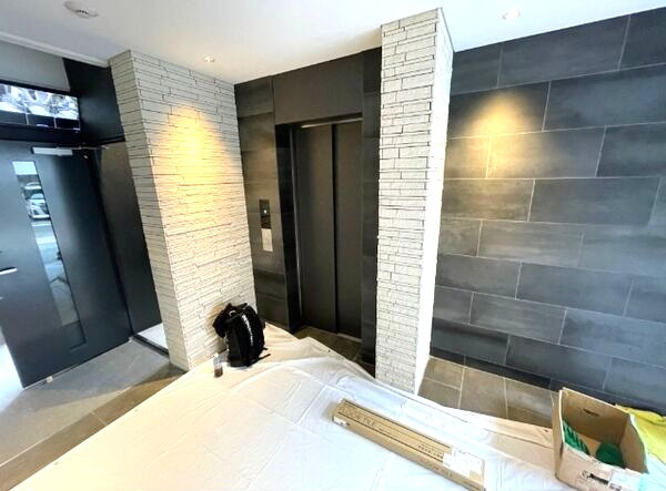 Adel Dorf 本郷のエントランス