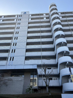 「５LDK＋地下室」高知市鴨部アーネスト能茶山　中古マンションの外観|堂々とした外観が目を引く大規模マンション。存在感のあるフォルムです。