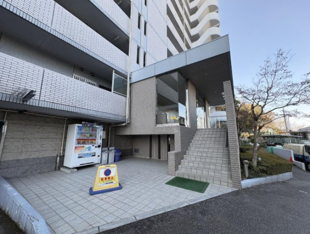 「５LDK＋地下室」高知市鴨部アーネスト能茶山　中古マンションのエントランス|ゆとりあるアプローチ空間。管理の行き届いた共用部分も魅力です。