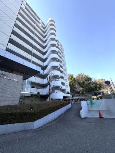「５LDK＋地下室」高知市鴨部アーネスト能茶山　中古マンションのその他|マンション前面道路は見通し良好。お車の出入りもスムーズです。
