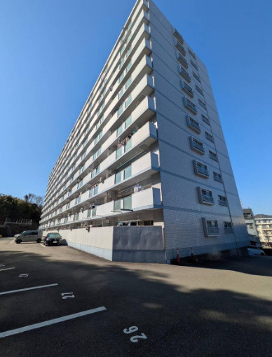 「５LDK＋地下室」高知市鴨部アーネスト能茶山　中古マンションの外観|青空に映えるスタイリッシュな外観。