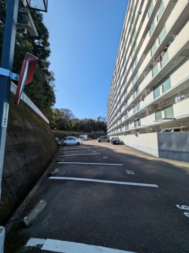 「５LDK＋地下室」高知市鴨部アーネスト能茶山　中古マンションのその他|敷地内駐車場を完備。お車をお持ちの方にも安心です。