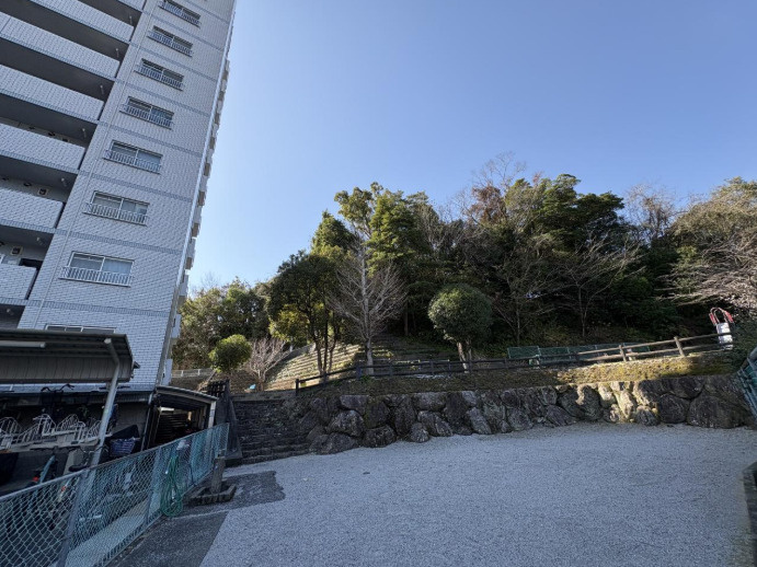 「５LDK＋地下室」高知市鴨部アーネスト能茶山　中古マンションのその他|建物周辺は緑を感じられる穏やかな住環境です。