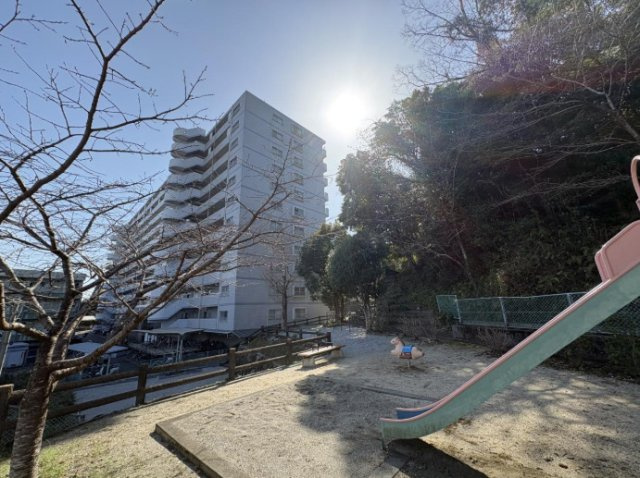 「５LDK＋地下室」高知市鴨部アーネスト能茶山　中古マンションのその他|小さな公園もあり、お子様の遊び場として活躍♪