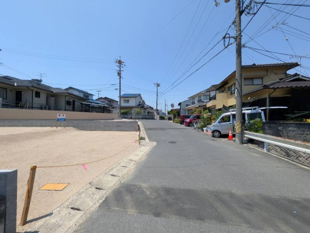 岡山市北区万成西町②号地の前面道路含む現地写真|◆北側前面道路の幅員は5.5ｍです。