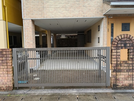 「開放感ある22帖LDK」高知市薊野西町3丁目　中古一戸建てのその他|愛車をしっかり守る、防犯ゲート付きカースペース！