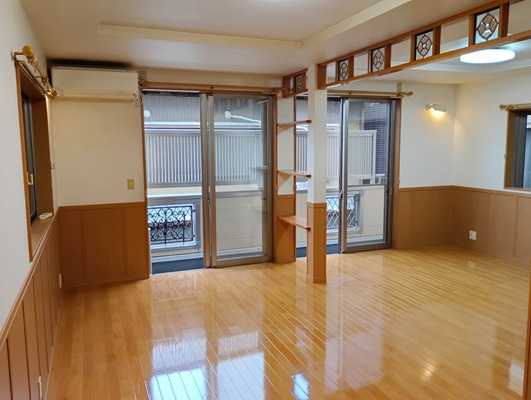 「開放感ある22帖LDK」高知市薊野西町3丁目　中古一戸建ての居間・リビング|心地よい光と風が通り抜ける、明るく開放的なリビング