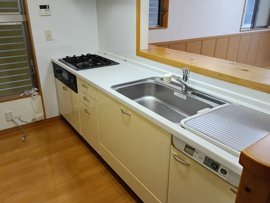 「開放感ある22帖LDK」高知市薊野西町3丁目　中古一戸建てのキッチン|食洗機＆3口コンロ付。家事をスマートにサポートする高機能システムキッチン