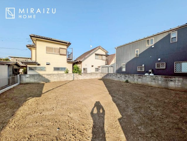 【周辺】 | 通勤や家族の送迎など、毎日の生活にマイカーが欠かせない方にとって駐車場は大事な条件。敷地内にカースペースがあれば、お出かけやお買い物の際の搬入出も楽々です。