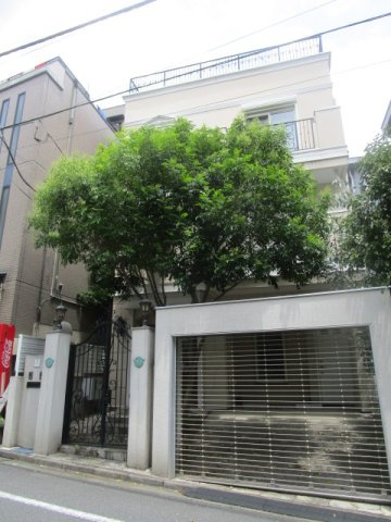 港区南青山６丁目の店付住宅