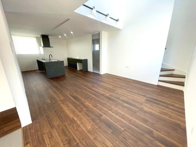 廿日市市阿品4丁目　№37011の居間・リビング|ＬＤＫ19帖
ダイニングテーブルやソファを
置いてもゆとりがあります。