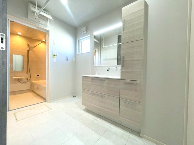 廿日市市阿品4丁目　№37011の独立洗面台|三面鏡裏収納があるので
小物もスッキリ収納できます。