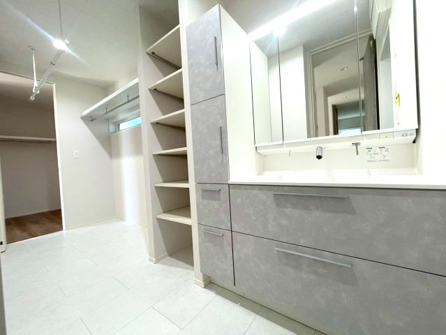 廿日市市阿品4丁目　№37009の独立洗面台|収納が豊富な洗面台。
隣には洗濯物が干せます。