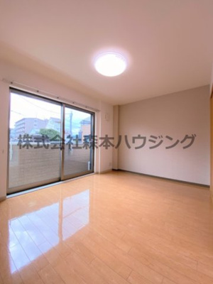 【居間・リビング】 | 　Mansion Grace | ※同タイプ別室の写真となります。
　設備内容や内装色調など相違がある場合は実際のお部屋の現状優先となります。