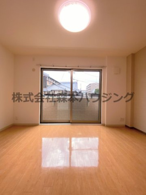 【居間・リビング】 | 　Mansion Grace | ※同タイプ別室の写真となります。
　設備内容や内装色調など相違がある場合は実際のお部屋の現状優先となります。