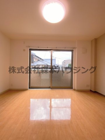 【居間・リビング】 | 　Mansion Grace | ※同タイプ別室の写真となります。
　設備内容や内装色調など相違がある場合は実際のお部屋の現状優先となります。