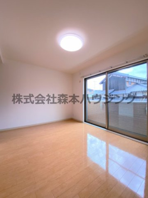 【居間・リビング】 | 　Mansion Grace | ※同タイプ別室の写真となります。
　設備内容や内装色調など相違がある場合は実際のお部屋の現状優先となります。