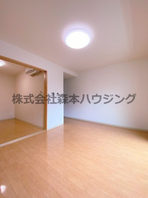 【居間・リビング】 | 　Mansion Grace | ※同タイプ別室の写真となります。
　設備内容や内装色調など相違がある場合は実際のお部屋の現状優先となります。