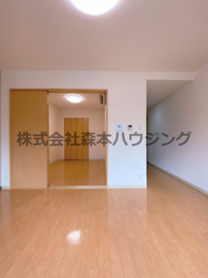 【居間・リビング】 | 　Mansion Grace | ※同タイプ別室の写真となります。
　設備内容や内装色調など相違がある場合は実際のお部屋の現状優先となります。