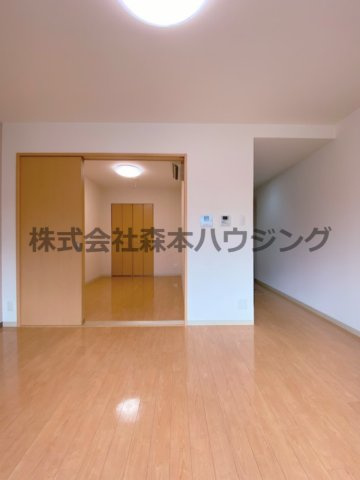【居間・リビング】 | 　Mansion Grace | ※同タイプ別室の写真となります。
　設備内容や内装色調など相違がある場合は実際のお部屋の現状優先となります。