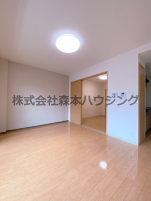 【居間・リビング】 | 　Mansion Grace | ※同タイプ別室の写真となります。
　設備内容や内装色調など相違がある場合は実際のお部屋の現状優先となります。