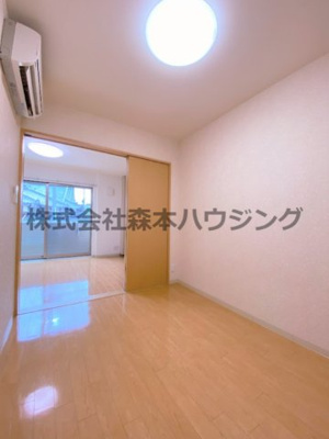 【洋室】 | 　Mansion Grace | ※同タイプ別室の写真となります。
　設備内容や内装色調など相違がある場合は実際のお部屋の現状優先となります。