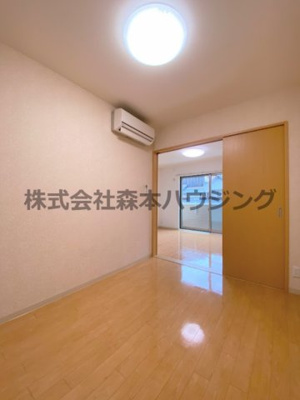【洋室】 | 　Mansion Grace | ※同タイプ別室の写真となります。
　設備内容や内装色調など相違がある場合は実際のお部屋の現状優先となります。