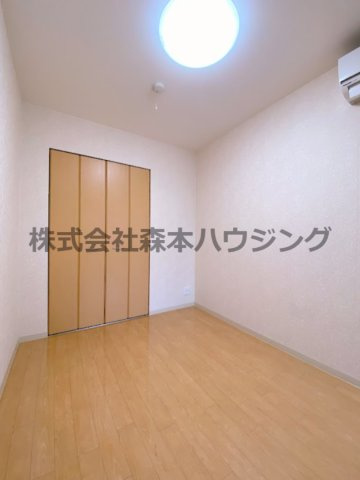 【洋室】 | 　Mansion Grace | ※同タイプ別室の写真となります。
　設備内容や内装色調など相違がある場合は実際のお部屋の現状優先となります。