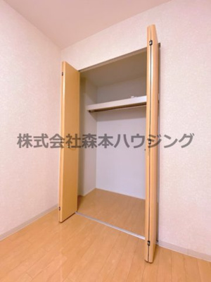 【収納】 | 　Mansion Grace | ※同タイプ別室の写真となります。
　設備内容や内装色調など相違がある場合は実際のお部屋の現状優先となります。
