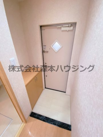 【玄関】 | 　Mansion Grace | ※同タイプ別室の写真となります。
　設備内容や内装色調など相違がある場合は実際のお部屋の現状優先となります。