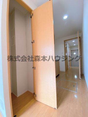 【収納】 | 　Mansion Grace | ※同タイプ別室の写真となります。
　設備内容や内装色調など相違がある場合は実際のお部屋の現状優先となります。