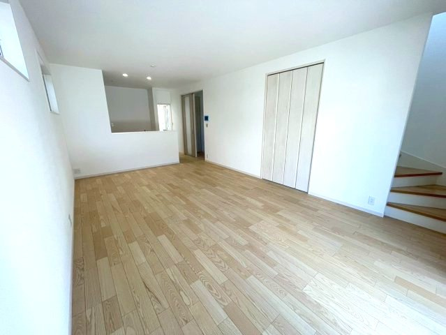 廿日市市阿品2丁目　№36551の居間・リビング|ＬＤＫ18帖
ダイニングテーブルやソファを
置いてもゆとりがあります。