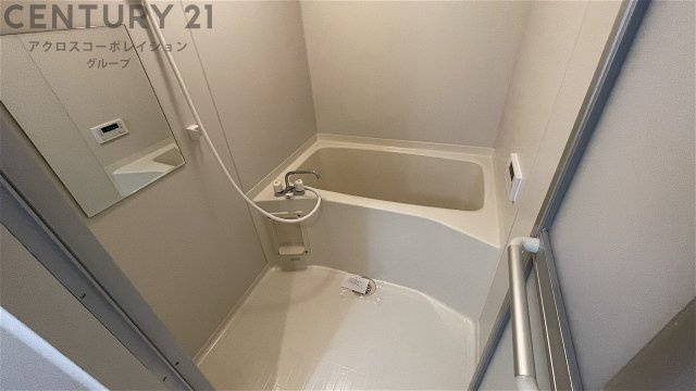 鏡付きで使いやすいお風呂です♪