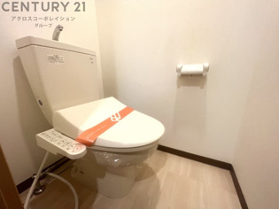 温水洗浄便座付きのトイレです♪