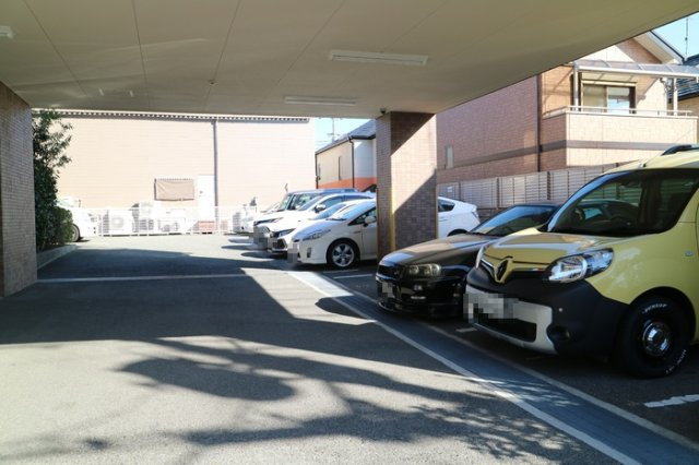 シャン・クラージュの駐車場