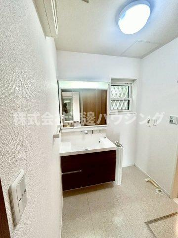 箕面市半町一戸建の洗面所