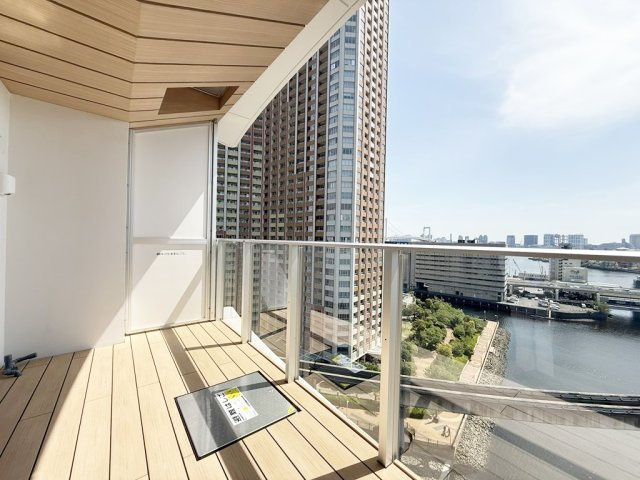 ブランズ芝浦のバルコニー|リビングとの一体感のあるハイサッシ・フラットサッシ。バルコニー奥行約2m。
