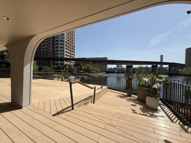 ブランズ芝浦のその他共用部分|運河に張り出すように設けた、空と水の景を楽しめる開放空間。