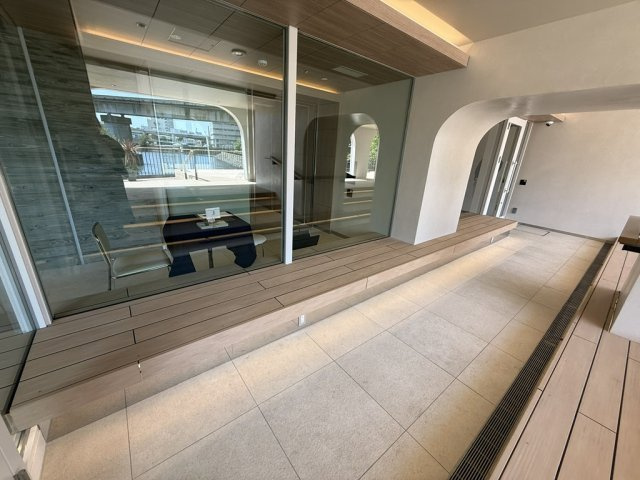ブランズ芝浦のその他共用部分|運河に張り出すように設けた、空と水の景を楽しめる開放空間。