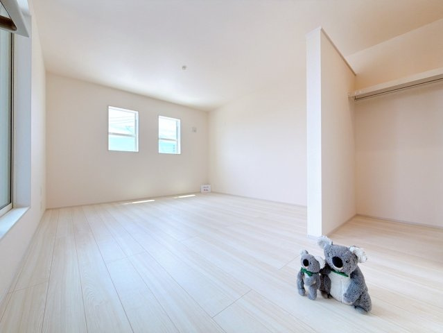 【洋室】 | 高崎市新町　新築住宅 | 明るい光が差し込む2階の洋室です！奥にはハンガーパイプが付いた大容量のウォークインクローゼットが備わっており、お洋服や季節物の寝具もすっきりと片付くため、お部屋を最大限に広くお使いいただけます♪