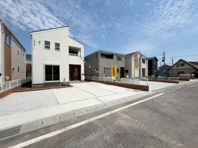 【前面道路含む現地写真】 | 高崎市新町　新築住宅 | 青空に映えるスタイリッシュでクリーンな外観デザインです！前面の駐車スペースはコンクリートが綺麗に舗装されており、雨の日でも足元が汚れません♪複数台の所有や、来客時のお車の駐車にも大変便利ですね！